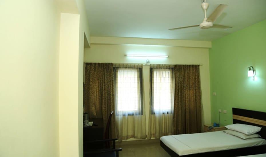 Sri Srinivasa Residency Hotel Kadapa Exterior foto
